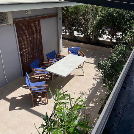 Sea La Vie - Beachfront Retreat Лутракі Екстер'єр фото