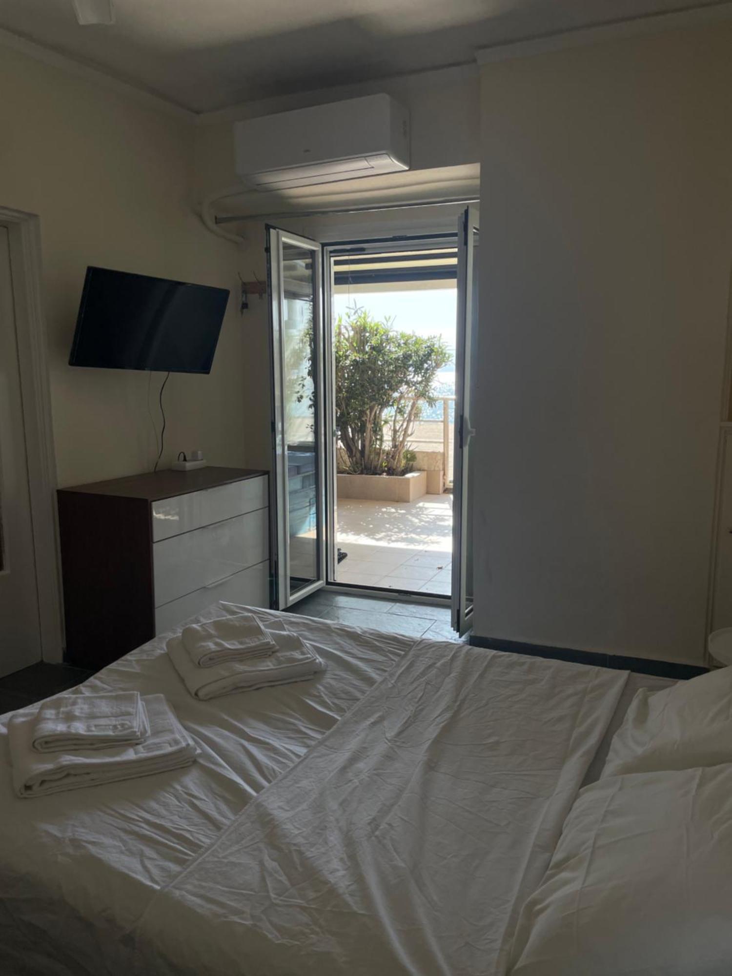 Sea La Vie - Beachfront Retreat Лутракі Екстер'єр фото