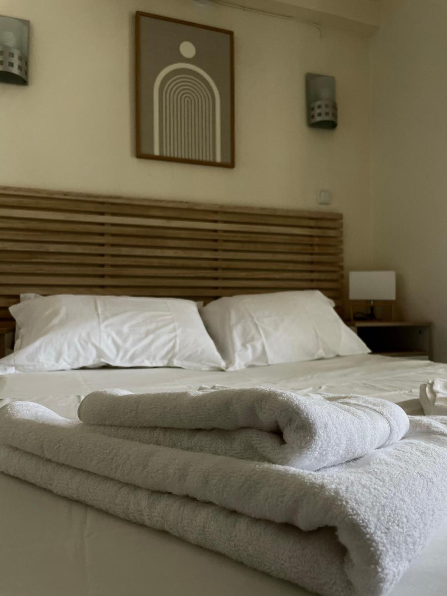 Sea La Vie - Beachfront Retreat Лутракі Екстер'єр фото