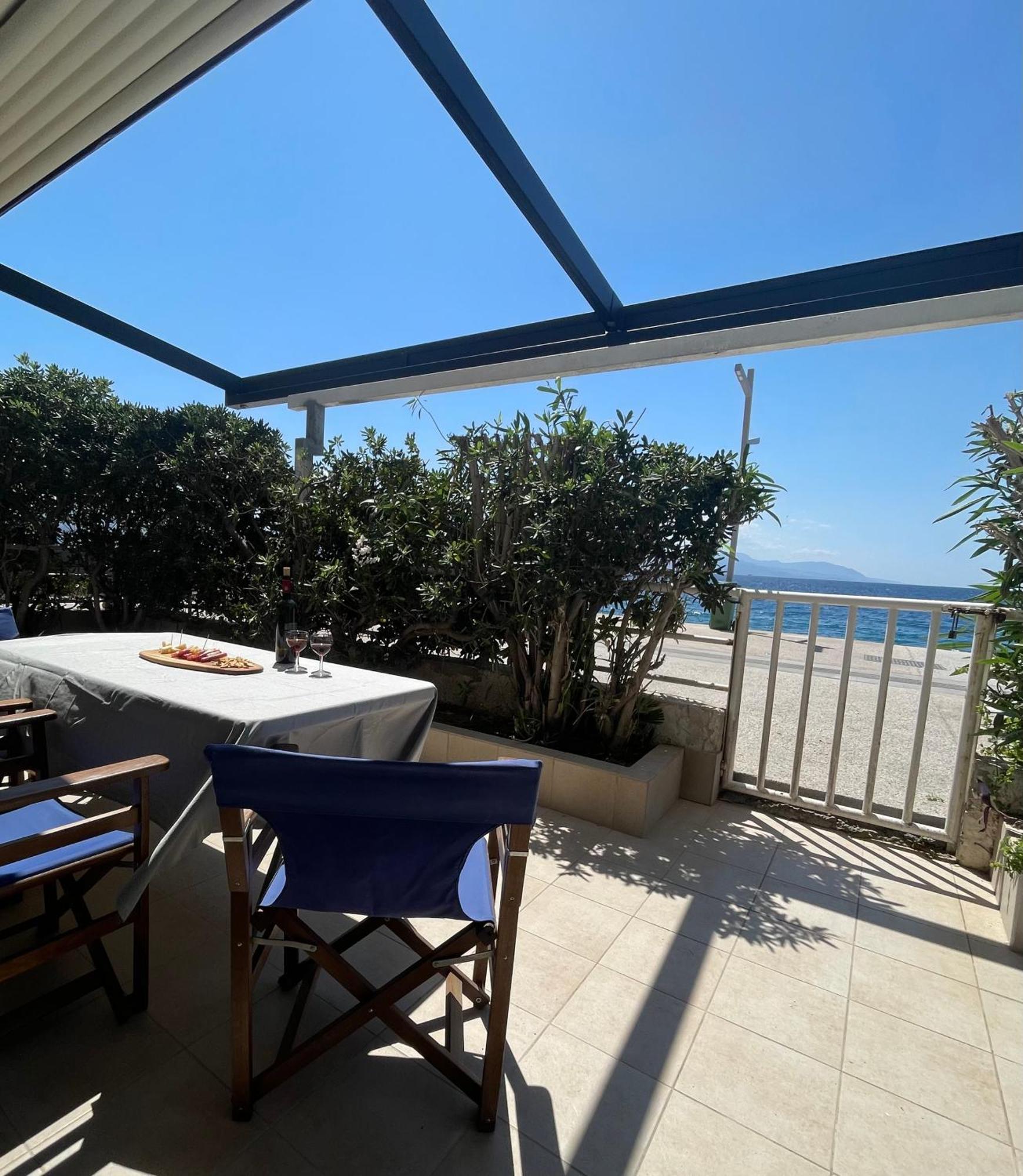 Sea La Vie - Beachfront Retreat Лутракі Екстер'єр фото