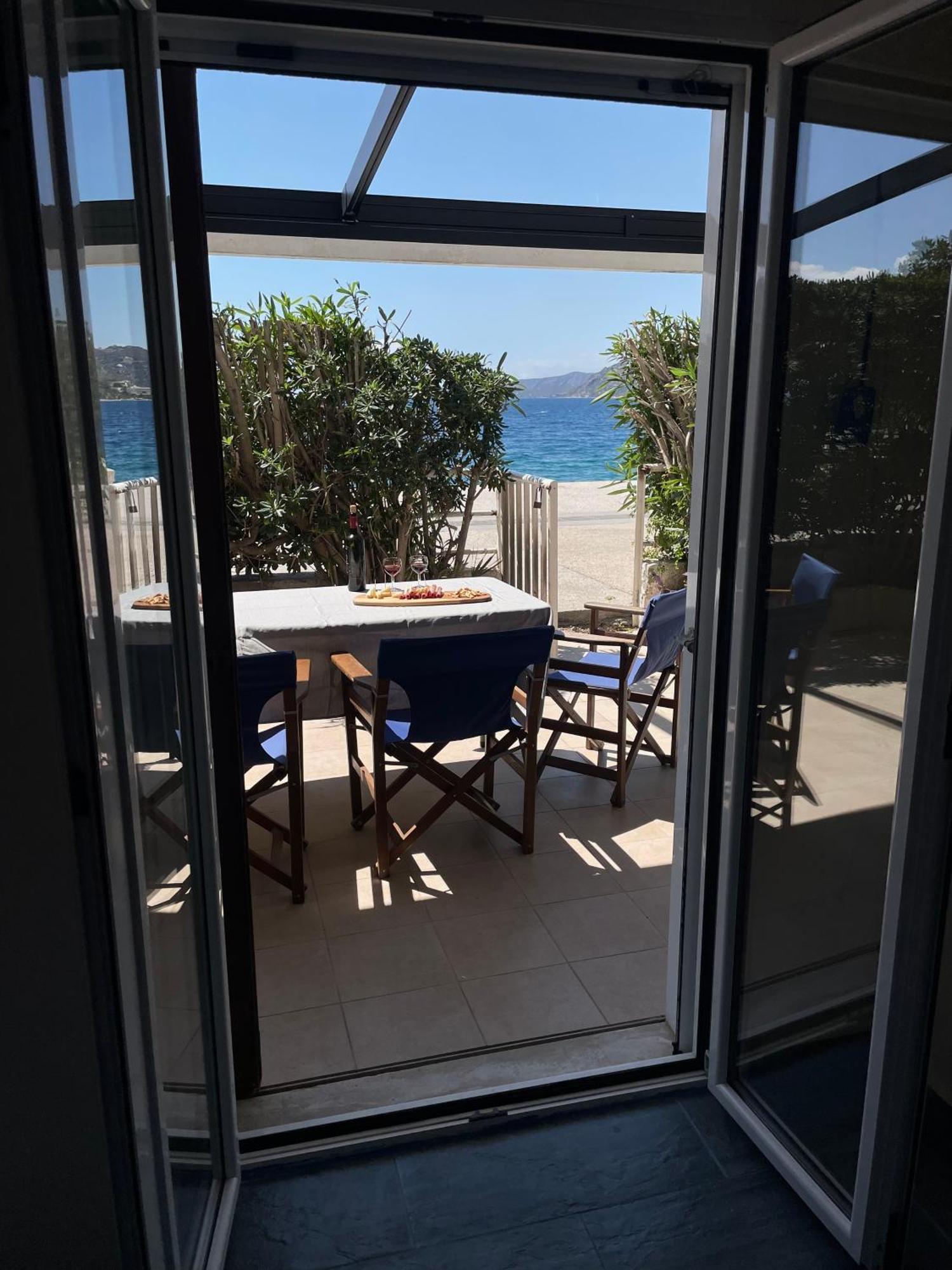 Sea La Vie - Beachfront Retreat Лутракі Екстер'єр фото